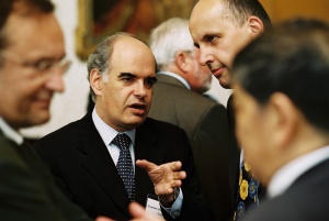 Michael Hofmann (BMZ; left) and Norbert Gorien (BMU; right) talking to Everton Vieira Vargas (Brasil; center)