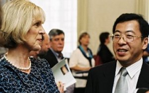 Brbel Dieckmann, Lady Mayor of the City of Bonn, talking with Tsutomu Higuchi, Japan