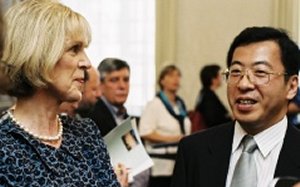 Brbel Dieckmann, Oberbrgermeisterin der Stadt Bonn, im Gesprch mit Tsutomu Higuchi, Japan